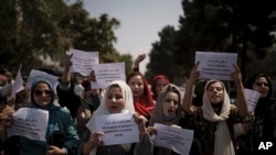 Para perempuan Afghanistan melakukan unjuk rasa menuntut perlindungan terhadap hak-hak perempuan dalam aksi di Kabul (foto: dok). 