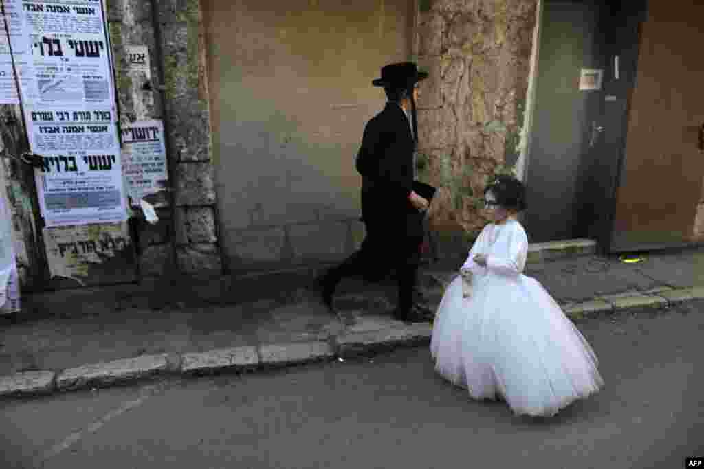 កុមារសាសនាយូដា Ultra-Orthodox តែងខ្លួននៅក្នុក្បួនដង្ហែ Purim របស់សាលាពីរថ្ងៃមុននឹងថ្ងៃបុណ្យជាតិក្នុងភូមិ Mea Shearim ទីក្រុង Jerusalem កាលពីថ្ងៃទី ១៩ ខែមីនា ឆ្នាំ ២០១៩។&nbsp;