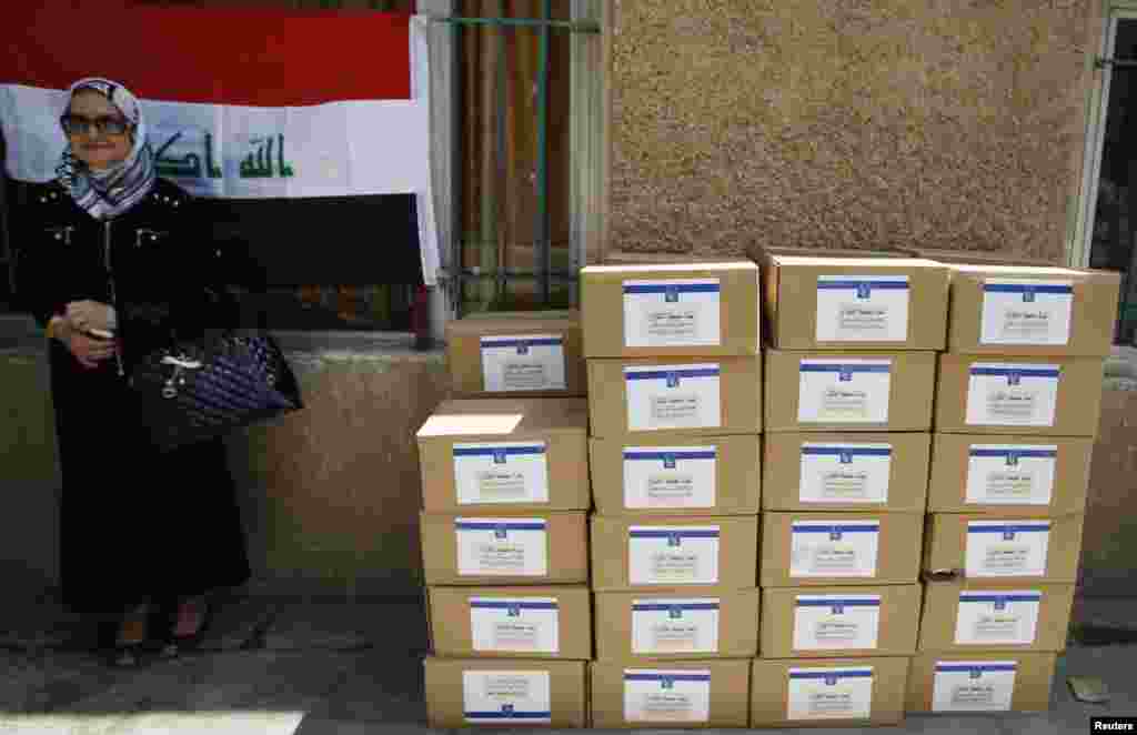 Seorang pegawai Komisi Pemilihan Tinggi Independen Irak (IHEC) berdiri di dekat tumpukan peralatan untuk TPS dalam persiapan pemilihan pemerintah daerah di Baghdad, 19 April&nbsp; 2013. 