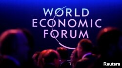 스위스 다보스에서 지난 2018년 진행된 세계경제포럼(WEF) 연례 총회 현장에 로고가 게시돼있다. (자료사진)