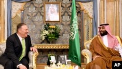 Le secrétaire d'État américain Mike Pompeo, à gauche, lors de sa rencontre avec le prince héritier saoudien Mohammed bin Salman à Djedda (Arabie Saoudite) le mercredi 18 septembre 2019. (Mandel Ngan / Photo de la piscine via AP)