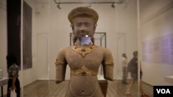 រូបឯកសារ៖ គ្រឿងអលង្ការធ្វើពីមាសនិងសំរិទ្ធិកាលពីសម័យអង្គរ ដែលមួយចំនួនត្រូវបានបញ្ជូនមកប្រទេសកម្ពុជា ពីប្រទេសអង់គ្លេសមួយចំនួនទៀតត្រូវបានមន្រ្តីប្រមែប្រមូលនិងកំណាយពីសម័យអង្គរនិងសម័យមុនអង្គរត្រូវបានយកមកតាំងបង្ហាញ នៅសារមន្ទីរជាតិ ចាប់ពីខែមករាដល់ខែកុម្ភៈ ឆ្នាំ២០១៨។ (ទុំ ម្លិះ/វីអូអេ)