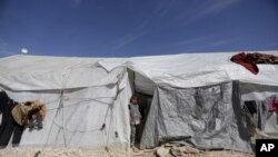 Seorang anak pengungsi bermain-main di dalam kemah pengungsi do kota Dana town, utara provinsi Idlib, Suriah, 2 April 2016. (Foto; dok).