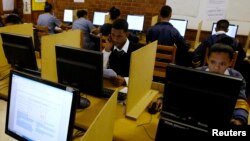 ARSIP - Siswa-siswa menggunakan komputer untuk belajar di Elswood Secondary School di Cape Town (foto: REUTERS/Mike Hutchings)