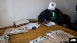 Les fonctionnaires de la Commission électorale du Zimbabwe (ZEC) distribuent les votes par correspondance pour les différentes circonscriptions de Bulawayo dans les bureaux de la ZEC, au Zimbabwe, le 28 juillet 2018.