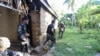 Polisi dan tentara mengambil posisi saat mereka terlibat dengan kelompok Abu Sayyaf di Desa Napo, Kota Inabanga, Provinsi Bohol, di Filipina tengah pada 11 April 2017. (Foto: AFP)