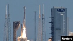 Roket United Launch Alliance Atlas V yang membawa dua astronaut dalam Uji Penerbangan Berawak pesawat Starliner-1 Boeing, dalam misi ke Stasiun Antariksa Internasional, di Cape Canaveral, Florida, AS, hari Rabu 5 Juni 2024.