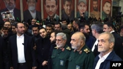 Donald Tramp buyrug'i bilan 2020-yilda, birinchi prezidentlik muddatida, yo'q qilingan Qosim Sulaymoniy, Eron Islomiy inqilob gvardiyasi boshliqlaridan biri, vatan qahramoni sifatida ulug'lanadi, uning surati mamlakat bo'ylab ko'chalarda osilgan 