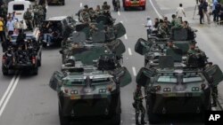 Des soldats indonésiens sur les auto-blindées déployés après les attentats à Jakarta, Indonésie, le 14 janvier 2016.