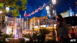 អ្នកទិញទំនិញម្នាក់ ពាក់ម៉ាស​ដើរ​នៅឯ​ហាងលក់​ទំនិញ ក្នុង​ពេល​មាន​ការរាតត្បាត​ដោយ​ជំងឺ​កូវីដ១៩ កាលពី​ថ្ងៃទី៥ ខែវិច្ឆិកា ឆ្នាំ២០២០ នៅ​ទីក្រុង Los Angeles រដ្ឋកាលីហ្វ័រញ៉ា សហរដ្ឋ​អាមេរិក។