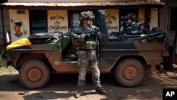 A French army patrol dismounts at the scene of sectarian violence in Bangui, Central African Republic, Dec. 7, 2013. 