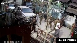 2021년 3월 9일 미얀마 바고지역에서 반 군부 시위에 참여한 사람을 체포하는 미얀마 정부군 (자료사진) 