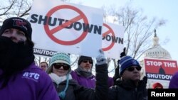 Federal air traffic controller union members protest the partial U.S. federal government shutdown in a rally at the U.S. Capitol in Washington, U.S. Jan. 10, 2019. 