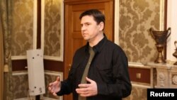 미하일로 포돌랴크 우크라이나 대통령실 고문이 지난달 28일 러시아와의 정전협상 1차 회담 직후 취재진에 내용을 설명하고 있다.