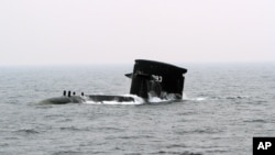 台湾海军的潜水艇在高雄的军事演习中浮出水面（2013年1月22日）