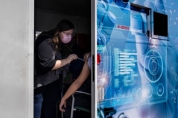 지난 21일 이스라엘 디모나 이동 백신 센터에서 한 고등학생이 화이자-바이오엔테크의 신종 코로나바이러스 백신을 맞고 있다.