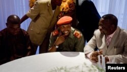 Dalam foto tertanggal 16/1/2009 ini, Bosco Ntaganda, duduk di tengah, mengadakan jumpa pers dengan Menteri Dalanm Negeri Kongo, Celestine Mboyo (kanan) di Goma, Kongo.