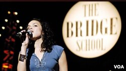 Penyanyi Norah Jones dalam sebuah pertunjukan di California.