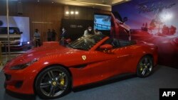 Mobil Ferrari 'Portofino' dalam pameran dua hari 'Auto de Glam Expo' di pinggiran Ahmedabad, 30 Januari 2021. (Photo by Sam PANTHAKY / AFP)