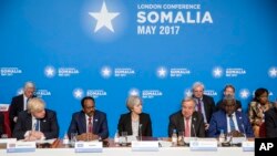 Konferensi untuk Somalia di London, Inggris, 11 Mei 2017. (Jack Hill/Pool Photo via AP). Dari Kiri: Menlu Inggris Boris Johnson, Presiden Somalia Mohamed Abdullahi Mohamed, Perdana Menteri Inggris Theresa May, Sekretaris Jenderal UII Antonio Guterres dan Ketua baru Komisi Uni Afrika, Moussa Faki Mahamat.