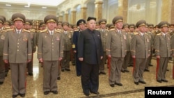 북한 김정은 국방위원회 제1위원장이 1일 김일성·김정일의 시신이 안치된 평양 금수산태양궁전을 참배하는 것으로 새해 공식활동을 시작했다.