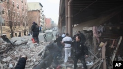 Polisi di lokasi ledakan dan gedung yang runtuh di East Harlem, New York (12/3).