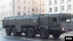 2014年4月29日莫斯科红场阅兵彩排中莫斯科街头的伊斯康德尔-M导弹(美国之音白桦拍摄）