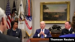 Predsednik Bajden razgovara sa sekretarom za pravosuđe, predstavnicima policije i drugim liderima o strategijama za smanjenje oružanog nasilja, 12. jula 2021.