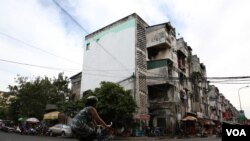 កម្រង​រូបភាព៖ នារីដេរប៉ាក់លើជញ្ជាំងប៊ុលឌីញ