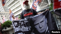 Partidarios del expresidente de EEUU, Donald Trump, se reúnen frente a la Trump Tower, en la ciudad de Nueva York, el 13 de junio de 2023, antes de la comparecencia del exmandatario ante un tribunal federal en Miami, Florida. 