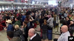 People crowd a terminal at Sydney's domestic airport as passengers are subjected to increased security, in Australia, July 31, 2017. Security remains heightened in airports around Australia with more intense screening of luggage after law enforcement officials said they had thwarted a plan to bring down an airliner.