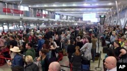 Calon penumpang berjubel di terminal domestik Bandara Sydney akibat ketatnya pemeriksaan keamanan, di Sydney, Australia, 31 Juli 2017 (foto: Dean Lewins/AAP Image via AP)