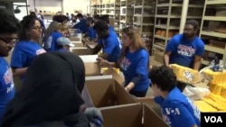 Relawan di Islamic Relief USA di Alexandria, Virginia, mengisi kotak-kotak bantuan dengan bahan pangan untuk orang-orang yang kurang mampu di AS dan lebih dari 40 negara di seluruh dunia. (Foto: dok).