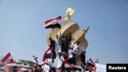 Ribuan pegawai federal Kurdi Irak berunjuk rasa minggu ini di kota Sulaymaniyah, Irak timur laut karena gaji mereka belum dibayar. (Photo: REUTERS/Abdullah Dhiaa al-Deeen) 