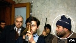 პრეზიდენტი გამსახურდია და მისი დაცვის უფროსი რობინზონ მარგველანი, სამხედრო პუტჩის დროს, 1992 იანვარი 