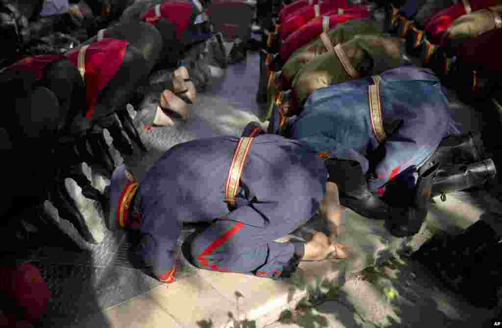 Members of the Afghan guard of honor perform Eid al-Adha prayers outside a mosque at the presidential palace in Kabul, Afghanistan, Oct 15, 2013. 