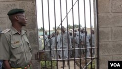 Un gardien de prison veille sur des prisonniers à la prison de Naivasha Maximum au Kenya, October 2014. (Gabe Joselow / VOA)