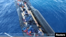 지난 3월 리비아 인근 지중해에서 난민들을 태웠던 고무보트가 표류하고 있다. 