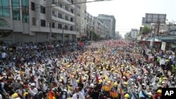 22일 미얀마 만달레이 기차역 주변에서 군부 쿠데타에 반대하는 대규모 집회가 열렸다.