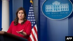 새라 허커비 샌더스 미국 백악관 대변인이 3일 정례브리핑에서 기자들의 질문에 답하고 있다.