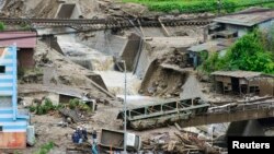 Badai Neoguri menyebabkan tanah longsor di Nagiso, Nagano, Jepang tengah Kamis (10/7). 