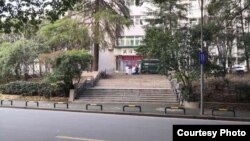 រូបឯកសារ៖ ទិដ្ឋភាព​ស្ងប់ស្ងាត់​នៅ​ក្នុង​និង​ក្បែរ​សាកលវិទ្យាល័យ​វូហាន (Wuhan University) កាល​ពី​ថ្ងៃ​ទី​៣០ ខែ​មករា ឆ្នាំ ២០២០។ (រូបថត​ផ្តល់​ឲ្យ)