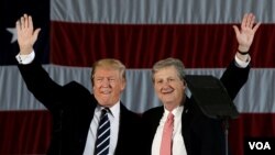 Tổng thống đắc cử Donald Trump và ông John Kennedy (phải).