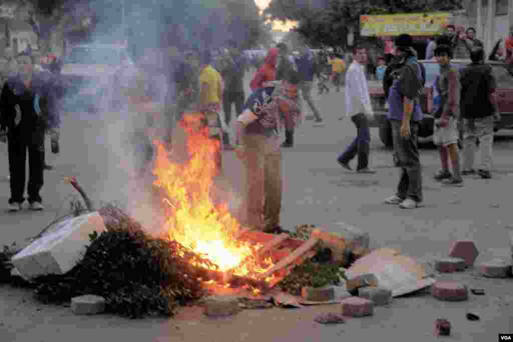 Protesters set fire to debris in Cairo, Dec. 6, 2013. (Hamada Elrasam for VOA)