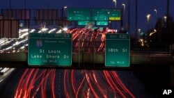 Para pengendara mobil melakukan perjalanan ke selatan melalui Interstate 90 dan 94 menuju Indiana mendekati persimpangan dengan Interstate 55 menuju St. Louis saat liburan dimulai di AS, 21 Desember 2017 di Chicago, Illinois. (Foto: dok).