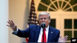 도널드 트럼프 미국 대통령이 14일 백악관 로즈가든에서 코로나바이러스 태스크포스(TF) 브리핑을 하고 있다.