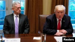 Presiden AS Donald Trump (kanan) dan Menhan Jim Mattis. 