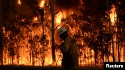 រូបឯកសារ៖ សេវាក​ម្ម​ពន្លត់​អគ្គិភ័យ​ជន​បទ​​កំពុង​ព្យាយាម​ពន្លត់​អគ្គិភ័យ​នៅ Medowie ជិតតំបន់ Port Stephens រដ្ឋ​ New South Wales ប្រទេស​អូស្ត្រាលី។