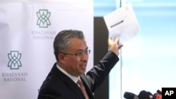 នាយក​​​គ្រប់គ្រង​​​នៃ​​​Khazanah ​​​Nasional​​​ លោក​​​ Berhad Azman ​​​Mokthar​​​ កំពុង​​​និយាយ​​​ទៅ​​​កាន់​​​អ្នក​​​សារព័ត៌មាន​​​នៅ​​​ក្នុង​​​ទីក្រុង​​​គូឡាឡាំពួ​​​ប្រទេស​​​ម៉ាឡេស៊ី​​​កាល​​​ពី​​​ថ្ងៃ​​​ទី​​​២៩​​​ខែ​​​សីហា​​​ឆ្នាំ​​​២០១៤​​​។