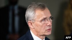 Jens Stoltenberg duke folur gjatë një takimi me sekretarin amerikan të Mbrojtjes, Lloyd Austin (Uashington, 29 janar 2024)
